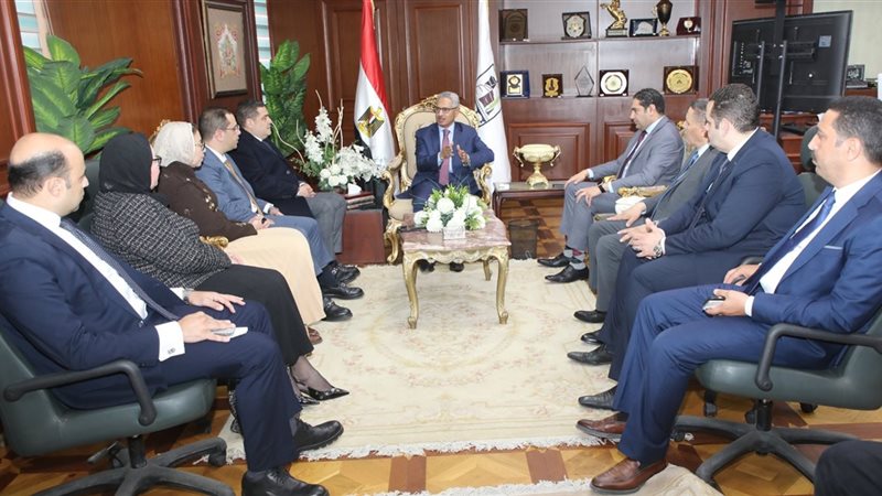 محافظ بنى سويف وعدد
