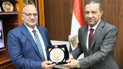 محافظ المنوفية يكرم مدير الزراعة السابق بعد نقله للبحيرة