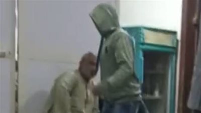 الظهور الأول لفرد الأمن أثناء محاكمة رجل الأعمال المتهم بالتعدي عليه بالتجمع