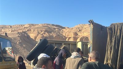 تصادم بين شاحنتين على طريق أخميم يؤدي لانقلاب تريلا وإصابة عدة أشخاص