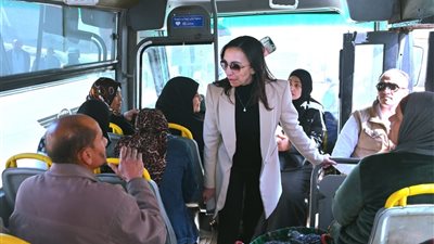 محافظ البحيرة تتفقد حافلات النقل الجماعي وتخفض التعريفة دعما للمواطنين 