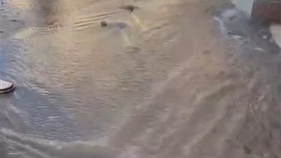 انفجار ماسورة مياه بالشعراء في دمياط يعيق حركة الشارع بالكامل اليوم 