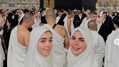 رانيا منصور تؤدي مناسك العمرة رفقة ابنتها: «نعمة بحمد ربنا عليها العمر كله»