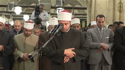 بث مباشر.. شعائر صلاة العشاء والتراويح في ثامن ليلة من رمضان بالأزهر الشريف