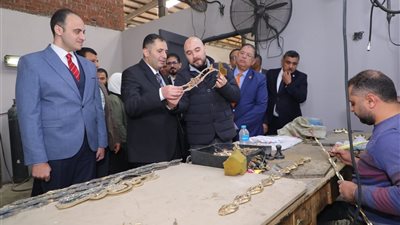محافظ دمياط يزور المنطقة الصناعية ويفتتح جولته بتفقد مصانع شبانة للأثاث