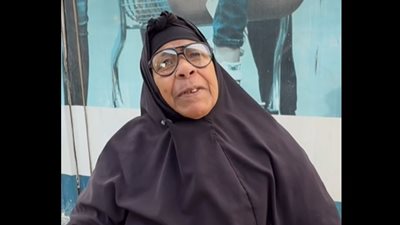 «أنا ربنا بيحبني».. برنامج حياة كريمة يمنح مسنة تبيع «السبح» 20 ألف جنيه