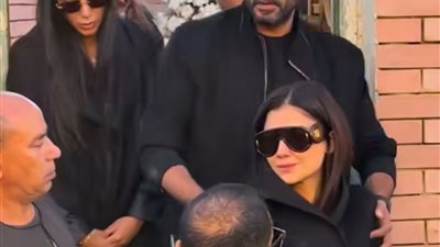 بـ 25 ألف جنيه.. نظارة الفنانة مي عمر في جنازة والدها تثير الجدل 