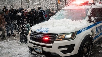 معركة ثلجية تضع عمدة نيويورك في أول اختبار مع الشرطة.. ما القصة