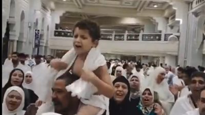 طفل مصري يذهل المعتمرين بصوته العذب في الدعاء بين الصفا والمروة