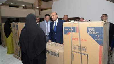 محافظ أسيوط يسلم 10 أجهزة عرائس وكرسيين متحركين كهربائيين للأولى بالرعاية