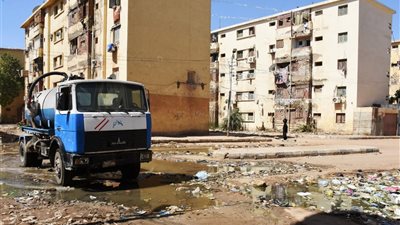 محافظ أسوان يوجه بحل فوري لمشكلات الصرف الصحي بمنطقة العمارات بالسيل 
