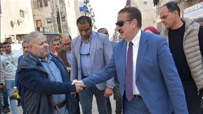 محافظ بورسعيد يلتقي المواطنين خلال جولاته الميدانية ويوجه بسرعة دراسة المشكلات