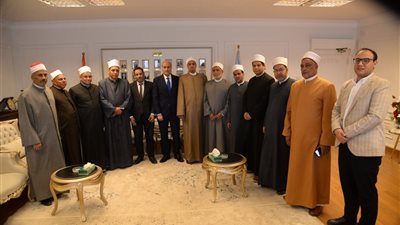 محافظ أسيوط يستقبل وفد 