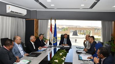 محافظ أسوان يتابع الموقف التنفيذى لطلبات تقنين أراضى الدولة 