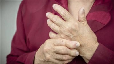لماذا تشعر النساء بالألم لفترة أطول من الرجال؟ العلم يحسم الجدل 	