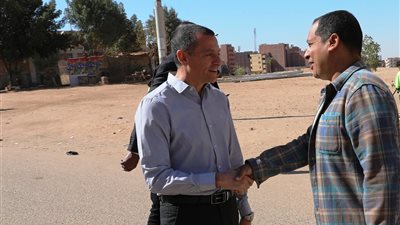 محافظ أسوان يتابع ميدانياً منظومة النظافة بحى الصداقة الجديدة بأسوان