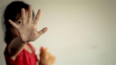 لامس أجزاء حساسة بجسدها.. التحقيق مع عاطل بتهمة التحرش بطفلة في بولاق الدكرور