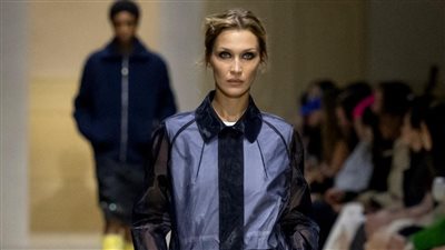 بأربعة إطلالات.. بيلا حديد تشارك في عرض Prada لأول مرة في مسيرتها 