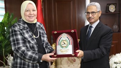 محافظ بني سويف يكرم الهواري وكيل وزارة التعليم في ختام مسيرتها التنفيذية