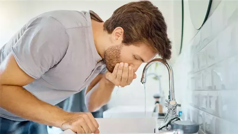 حكم بلع الماء أثناء
