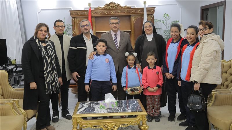 محافظ قنا يستقبل