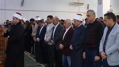 محافظ السويس يؤدي صلاة الجمعة بمسجد أنس بن مالك وسط أهالي حي فيصل