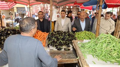 محافظ السويس يتفقد الأسواق فجرا لضبط الأسعار وتوافر السلع ورفع الاشغالات 