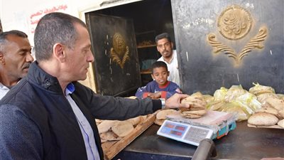 أثناء جولته بمنطقة الصداقة الجديدة محافظ أسوان يتابع جودة ووزن رغيف الخبز 
