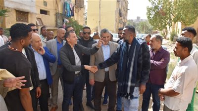 أثناء جولته بمنطقة السيل محافظ أسوان يطالب الأهالى بصيانة تسريب صرف العمارات 