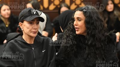 رغم الخلافات.. غادة عبدالرازق متأثرة في عزاء والد مي عمر