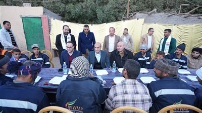 محافظ أسيوط يشارك عمال نظافة حي غرب إفطارًا جماعيًا ويؤكد: أنتم عماد المنظومة 