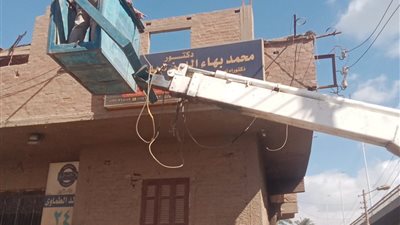 حملة لإزالة الإعلانات العشوائية بالقرية.. ومحافظ أسيوط يؤكد استمرار التصدي 