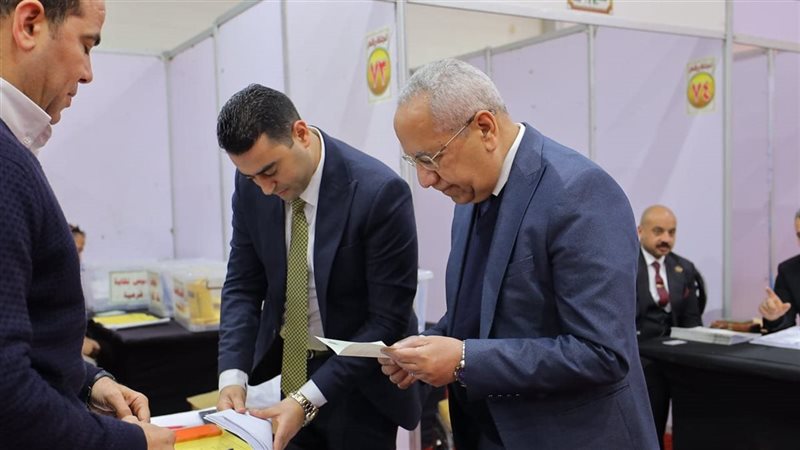 عرفات يدلي بصوته