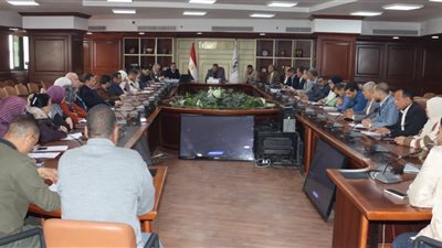 مناقشة نسب تنفيذ مشروعات الطرق والري والصرف ببني سويف