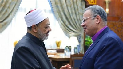 رئيس الطائفة الإنجيلية يطمئن هاتفيًا على صحة شيخ الأزهر  