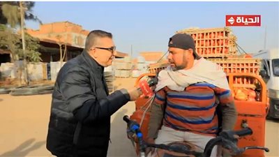 لقاء صدفة يتحول لفرحة كبيرة.. عمرو الليثي يحقق أمنية أب لـ6 بنات