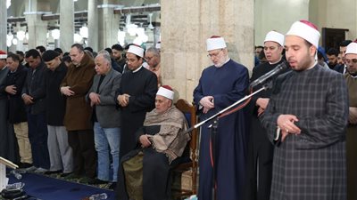 في أول ليالي المغفرة.. آلاف المصلين يناجون الله طمعًا في رضوانه بالجامع الأزهر