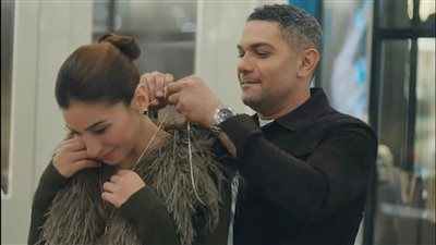 سعرها 23 ألف جنيه.. تفاصيل السلسلة الذي أهداها آسر ياسين لدينا الشربيني 
