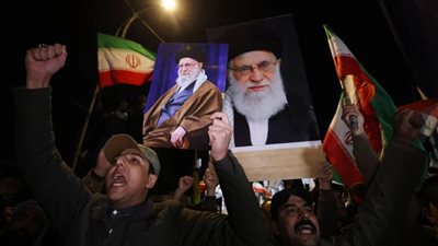 بالصور والفيديوهات.. الإيرانيون ينعون وفاة المرشد الأعلى علي خامنئي