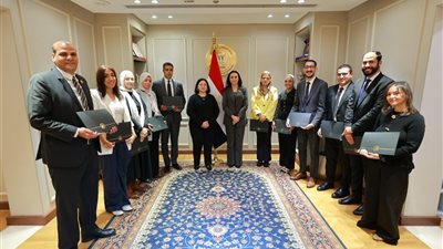 وزيرة التضامن تكرم فريق عمل الوزارة المشارك في معرض الحرف اليدوية بالهند