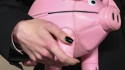 من الصبار إلى التشوروز.. موسكينو تقدم مجموعة غريبة ‏من الحقائب