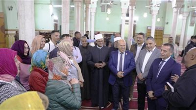 محافظ أسوان يرحب بفوج سياحى إسبانى أثناء زيارتهم لمسجد الطابية   