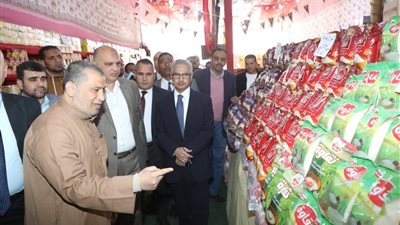 محافظ بني سويف يتفقد معرض 