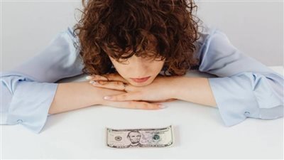 أسوأ من التدخين؟ الضغط المالي يسرع شيخوخة القلب لدى النساء
