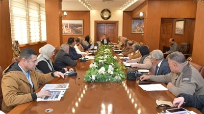 محافظ بورسعيد يوجه بتقديم كافة التيسيرات للمواطنين في تراخيص المحال العامة
