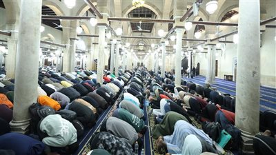 الجامع الأزهر يستقبل آلاف المصلين لأداء صلاتي العشاء والتراويح