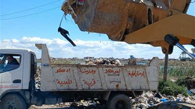 الاستمرار في متابعة أعمال النظافة بقرية المعدية مركز إدكو بالبحيرة