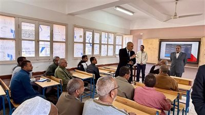 وزير التعليم يشهد تدريب معلمي الرياضيات بمدرسة نقادة الثانوية بنين|صور  