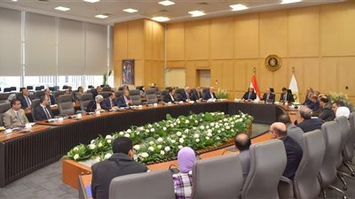 وزير العمل: حلول مرنة لساعات العمل والأجور لدعم الإنتاج بقطاع الملابس