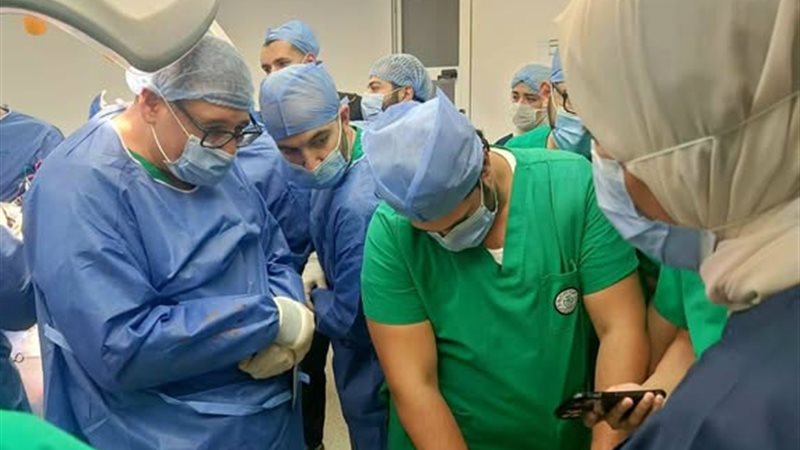 جانب من الفريق الطبي